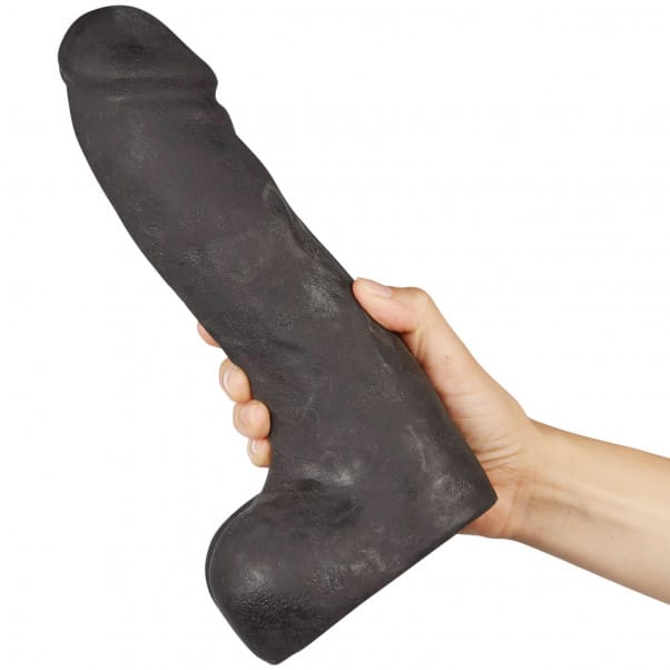 Kink Dual Density UltraSkyn The Perfect Cock Dildo 27 cm kädessä